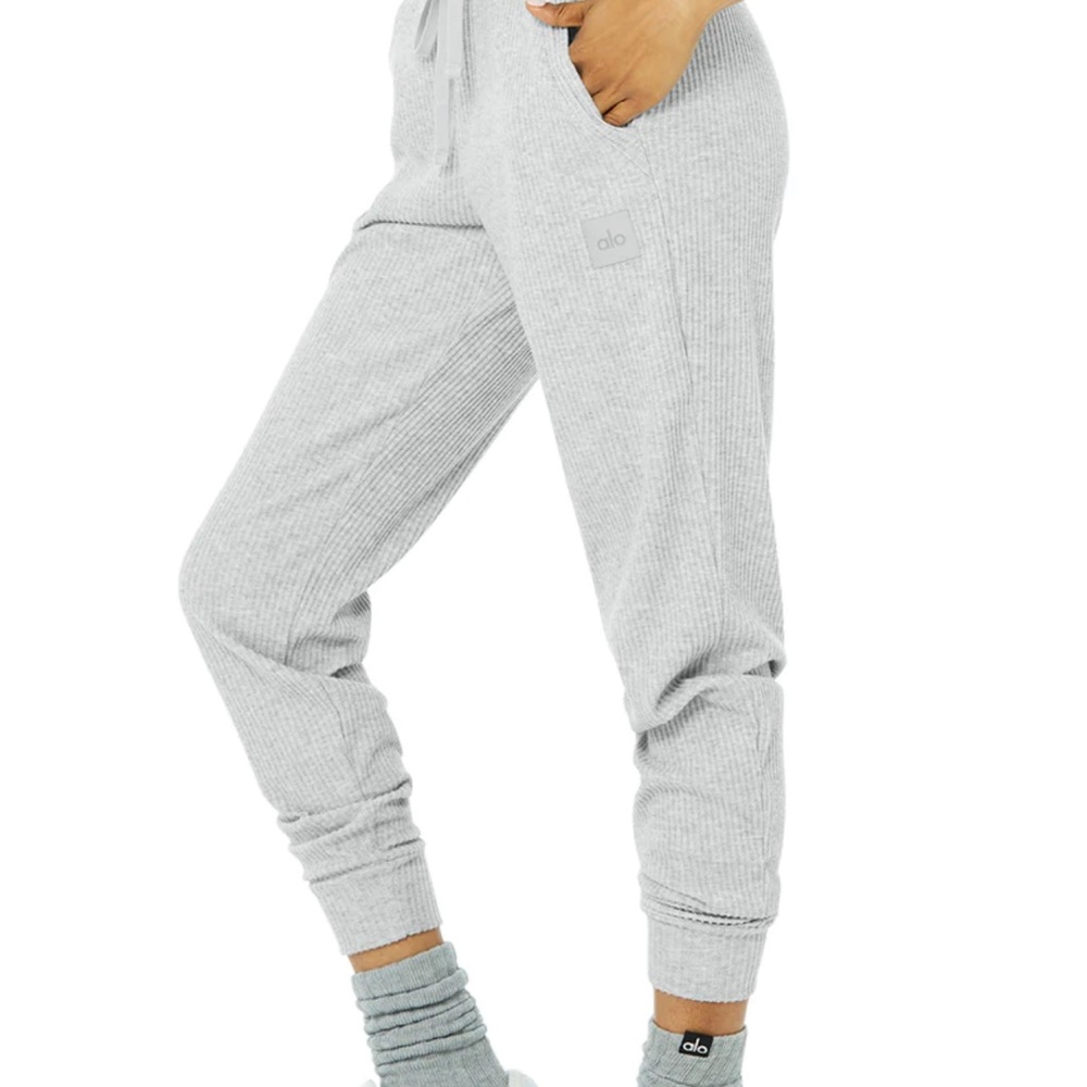 Alo Yoga Muse Sweatpants in Heather Grey, Size Small